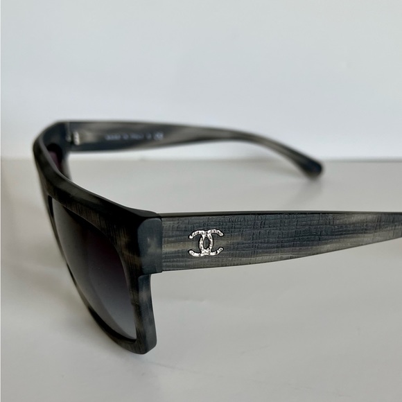 CHANEL CC Logo Sunglasses with quilted hard case - Picture 5 of 14